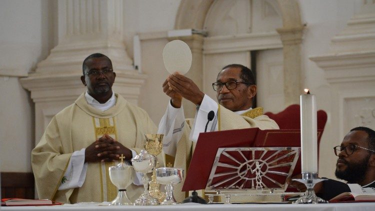 Bispos de Santiago e de Mindelo já reagiram morte do Papa