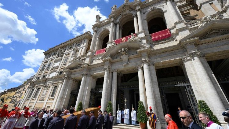 A peregrinação para “casa”, o Papa sepultado Santa Maria Maior