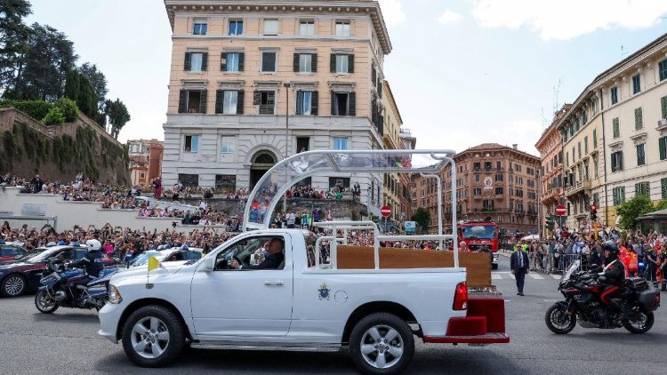 Milhares de pessoas no centro de Roma para o cortejo fúnebre de Francisco