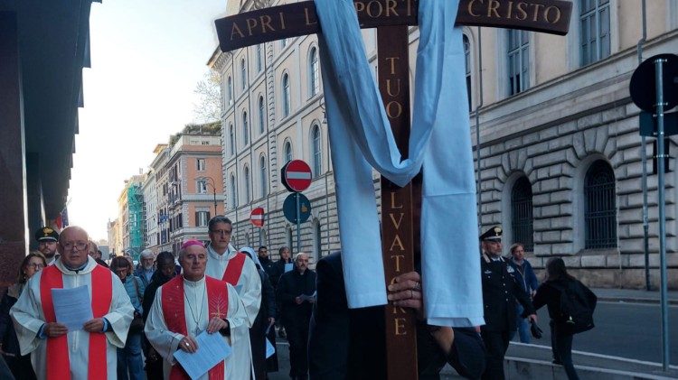 A Via-Sacra dos Invisíveis cruza olhares e histórias em Roma
