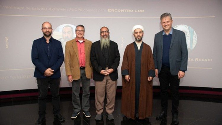 Encontro inter-religioso na PUCPR discute caminhos da paz no mundo contemporâneo Encontro inter-religioso na PUCPR discute caminhos da paz no mundo contemporâneo