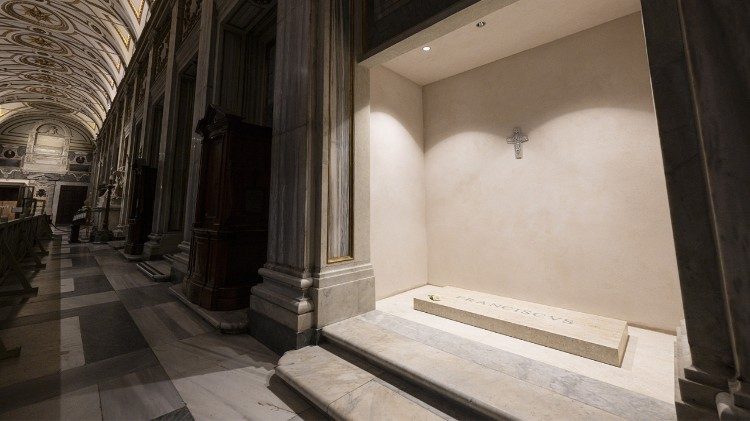 O túmulo de Franciscus: uma Luz e uma Cruz para continuar acompanhando todos, todos