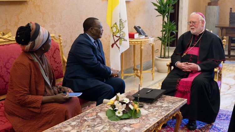 Gallagher recebe o vice-presidente do Zimbábue