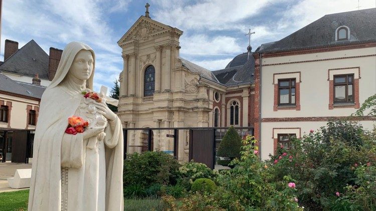 Teresa de Lisieux: o caminho da pequenez contra a autossuficiência do homem moderno Teresa de Lisieux: o caminho da pequenez contra a autossuficiência do homem moderno