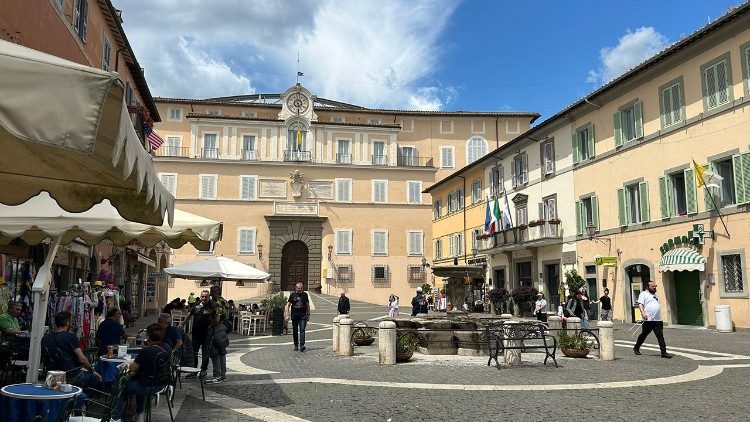 Castel Gandolfo, emoção com a chegada surpresa do Papa Castel Gandolfo, emoção com a chegada surpresa do Papa