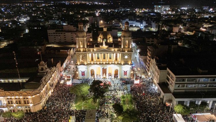 Peru: milhares de fiéis na missa pelo Papa Leão XIV na sua Chiclayo Peru: milhares de fiéis na missa pelo Papa Leão XIV na sua Chiclayo