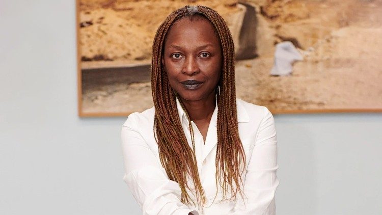 Koyo Kouoh – Uma africana global na curadoria da arte Koyo Kouoh – Uma africana global na curadoria da arte