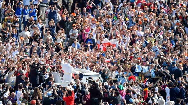O povo veio para Leão XIV, cores e emoções da praça repleta de devoção O povo veio para Leão XIV, cores e emoções da praça repleta de devoção