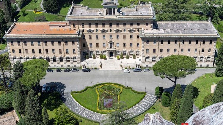 Realizado nos Jardins do Vaticano o brasão floral de Leão XIV Realizado nos Jardins do Vaticano o brasão floral de Leão XIV