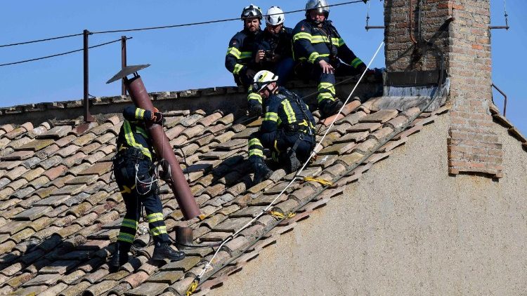 Chaminé instalada no telhado da Capela Sistina