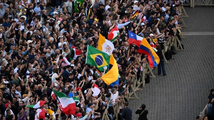 Brasileiros conhecem “o novo Pedro”, após maratona pra chegar na Praça São Pedro Brasileiros conhecem “o novo Pedro”, após maratona pra chegar na Praça São Pedro