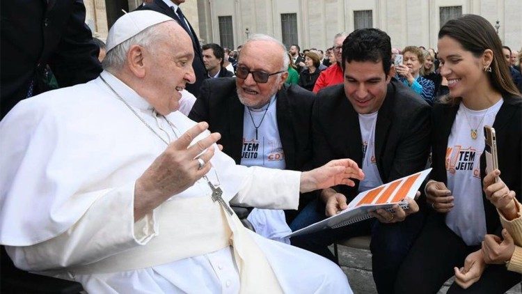 Gratidão ao Papa: do projeto “Com Deus, tem Jeito” e de ex-moradores de rua do Brasil Gratidão ao Papa: do projeto “Com Deus, tem Jeito” e de ex-moradores de rua do Brasil