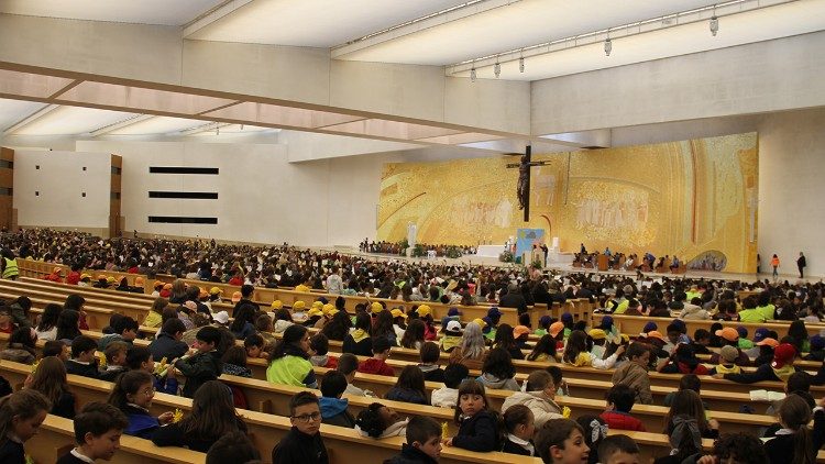 Fátima acolhe 4 mil alunos em encontro sobre Educação Moral e Religiosa Católica Fátima acolhe 4 mil alunos em encontro sobre Educação Moral e Religiosa Católica
