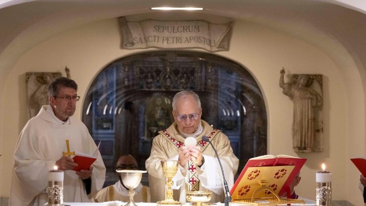Leão XIV celebra Missa nas Grutas Vaticanas e reza diante dos túmulos dos Papas Leão XIV celebra Missa nas Grutas Vaticanas e reza diante dos túmulos dos Papas