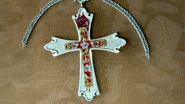Relíquia de São Leão Magno inserida na cruz peitoral de prata do Papa Relíquia de São Leão Magno inserida na cruz peitoral de prata do Papa