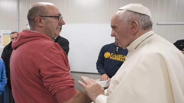 Após o terremoto de Amatrice, o abraço da vida entre Valerio e o Papa