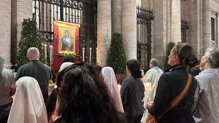 Santa Maria Maior: orações e Rosários pelo Papa Francisco