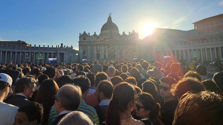 Pensamentos e emoções da Praça São Pedro: Leão XIV, “com ele sonhamos a paz” Pensamentos e emoções da Praça São Pedro: Leão XIV, “com ele sonhamos a paz”