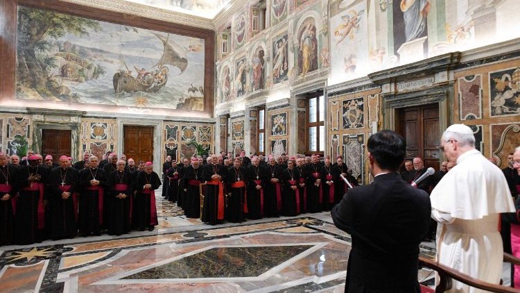O Papa aos Representantes Pontifícios: sede sempre o olhar de Pedro