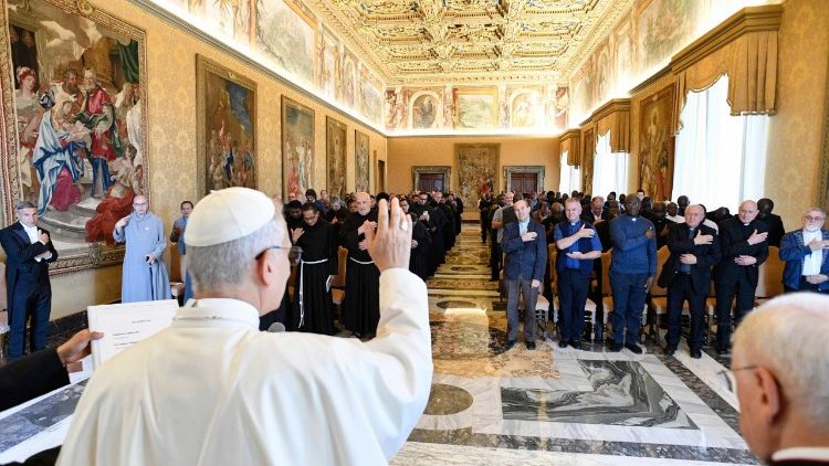 Papa aos religiosos: conversão, missão e misericórdia são expressão da beleza da Igreja Papa aos religiosos: conversão, missão e misericórdia são expressão da beleza da Igreja
