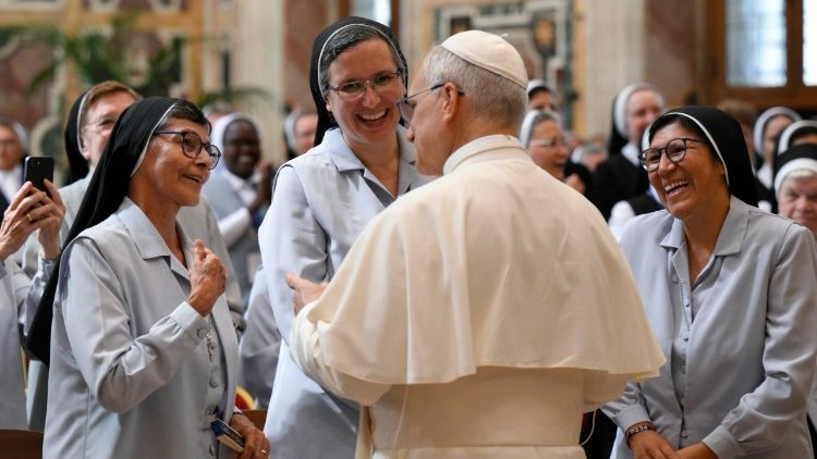 O Papa às religiosas: enraizadas no amor, lançar as sementes do bem O Papa às religiosas: enraizadas no amor, lançar as sementes do bem