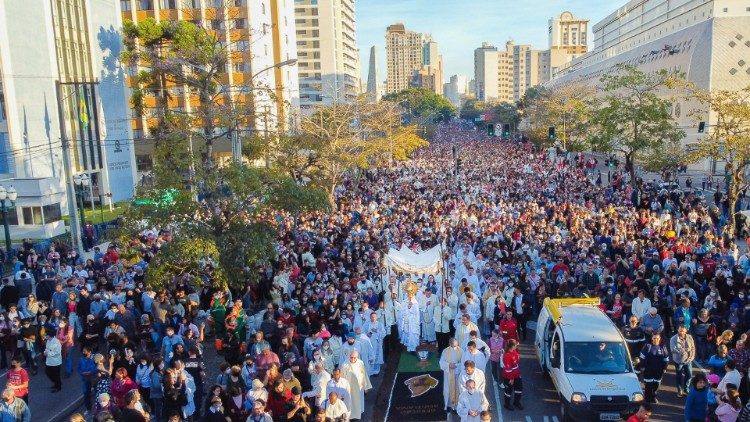 Curitiba: Corpus Christi 2025 fala de esperança e fé em Cristo Eucarístico