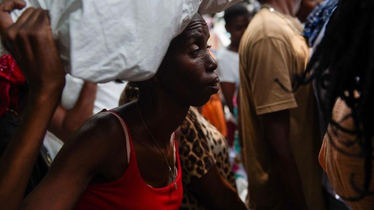 Em meio a situação castatrófica, haitianos continuam a esperar por um futuro digno