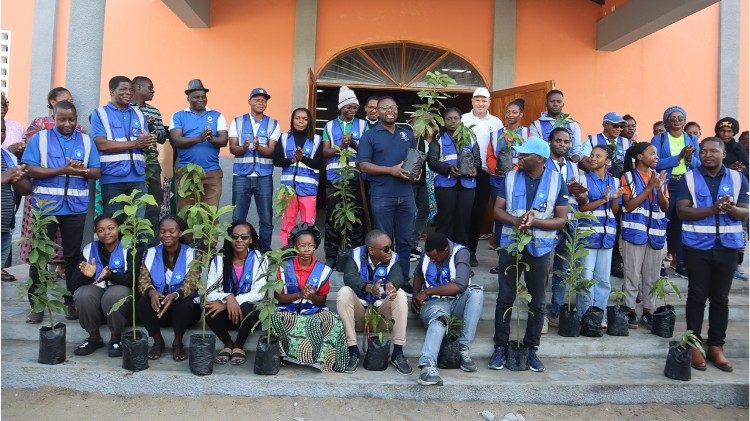 Moçambique – UCM promove plantio e distribuição de árvores Moçambique – UCM promove plantio e distribuição de árvores