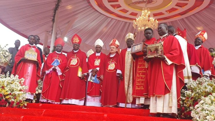 Milhares de fiéis no Santuário de Namugongo homenageam os Mártires do Uganda Milhares de fiéis no Santuário de Namugongo homenageam os Mártires do Uganda