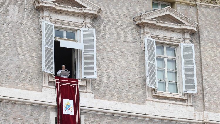 Papa no Angelus: “a partir do Altar e do Sacrário, ser portadores de comunhão e de paz” Papa no Angelus: “a partir do Altar e do Sacrário, ser portadores de comunhão e de paz”