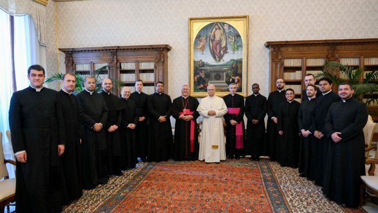Papa pede aos sacerdotes que levem sua proximidade aos povos Papa pede aos sacerdotes que levem sua proximidade aos povos