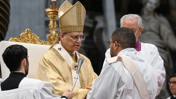 Papa na ordenação de 32 sacerdotes: nos santos, buscar modelos de campeões de caridade Papa na ordenação de 32 sacerdotes: nos santos, buscar modelos de campeões de caridade