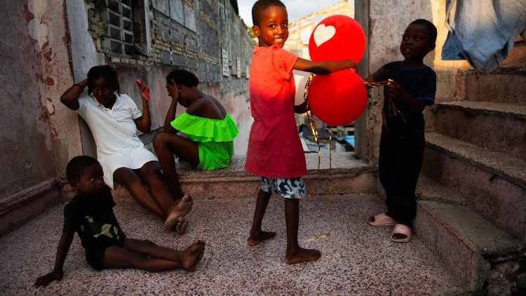 Salesianos fornecem refeições regulares a mais de 2.300 jovens no Haiti Salesianos fornecem refeições regulares a mais de 2.300 jovens no Haiti