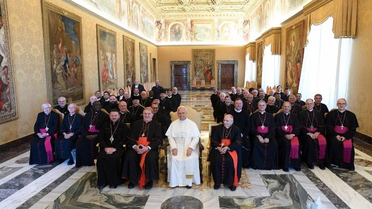 Papa aos Redentoristas e Scalabrinianos: manter e cultivar relações de ajuda fraterna Papa aos Redentoristas e Scalabrinianos: manter e cultivar relações de ajuda fraterna