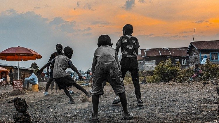 Felicidade com bola de trapos em Goma: a foto vencedora de concurso no Jubileu