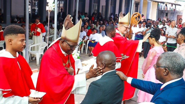 Pentecostes na Beira: mais de 100 fiéis recebem o sacramento da Confirmação Pentecostes na Beira: mais de 100 fiéis recebem o sacramento da Confirmação