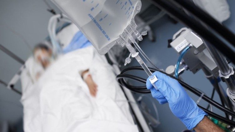 Na Grã-Bretanha, o sim à lei sobre o fim da vida: “Verdadeira compaixão não é por um fim à existência” Na Grã-Bretanha, o sim à lei sobre o fim da vida: “Verdadeira compaixão não é por um fim à existência”
