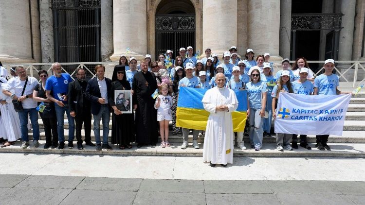 Com a guerra nos olhos, um grupo de jovens de Kharkiv em audiência com o Papa Com a guerra nos olhos, um grupo de jovens de Kharkiv em audiência com o Papa