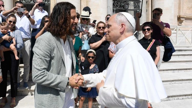 Papa encontra Jonathan Roumie que interpreta Jesus na série “The Chosen” Papa encontra Jonathan Roumie que interpreta Jesus na série “The Chosen”