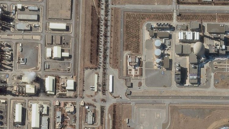 Israel ataca o Irã, atingindo instalações nucleares e altos comandos militares. Israel ataca o Irã, atingindo instalações nucleares e altos comandos militares.