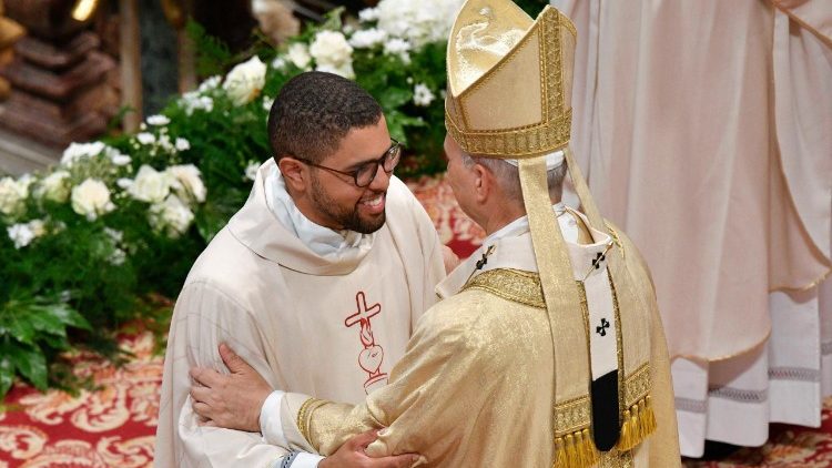 O brasileiro Lucas Soares dos Santos é ordenado sacerdote por Leão XIV O brasileiro Lucas Soares dos Santos é ordenado sacerdote por Leão XIV
