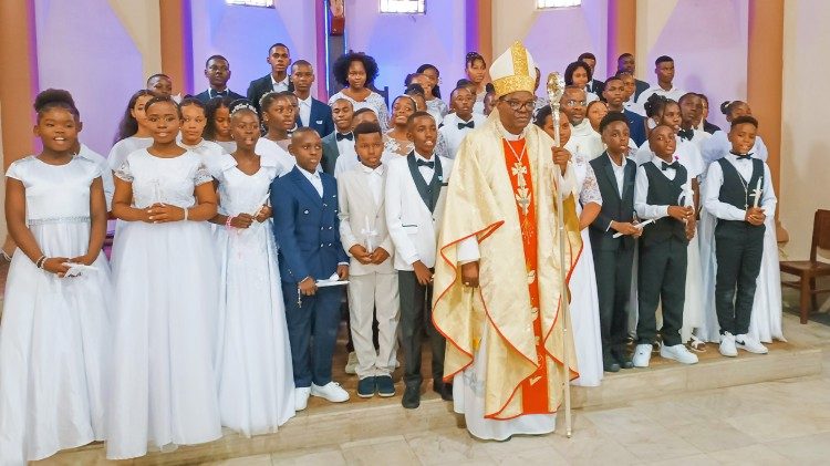 Solenidade de Corpus Christ na Beira: Procissão e primeiras comunhões marcam a celebração Solenidade de Corpus Christ na Beira: Procissão e primeiras comunhões marcam a celebração