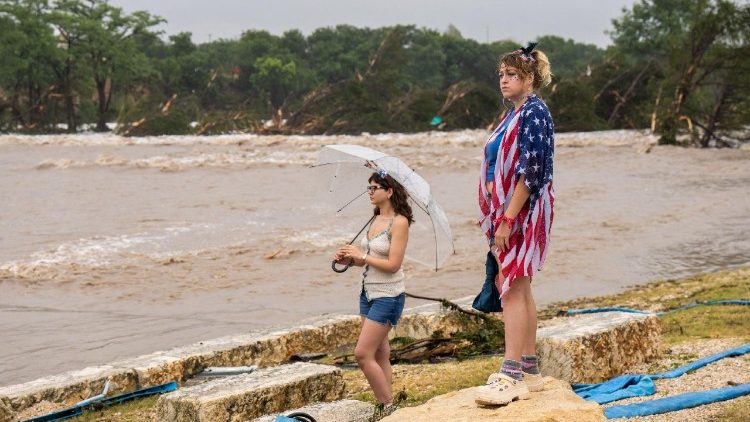 Pesar do Papa pelas vítimas das enchentes no Texas. E renova apelo pela paz Pesar do Papa pelas vítimas das enchentes no Texas. E renova apelo pela paz