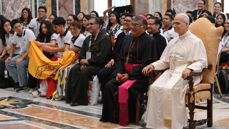 Jovens peruanos celebram sua fé com o Papa Jovens peruanos celebram sua fé com o Papa