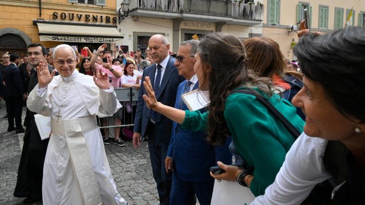 Castel Gandolfo: um povoado em festa para saudar o Papa, inclusive com brasileiros Castel Gandolfo: um povoado em festa para saudar o Papa, inclusive com brasileiros