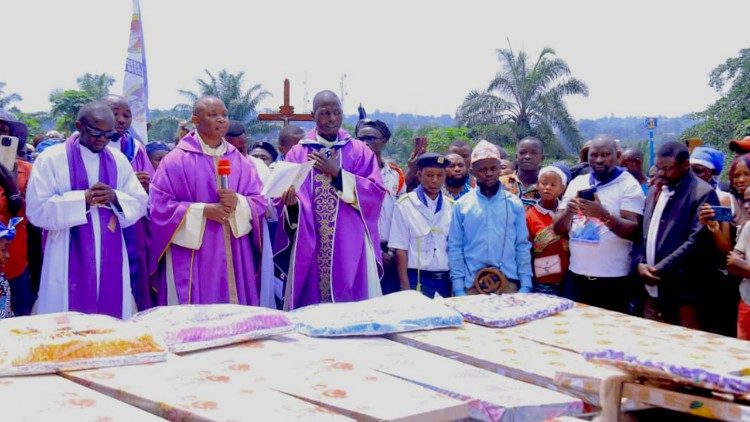 “Mortos enquanto celebravam o Jubileu”: vigário relata o massacre na igreja de Komanda