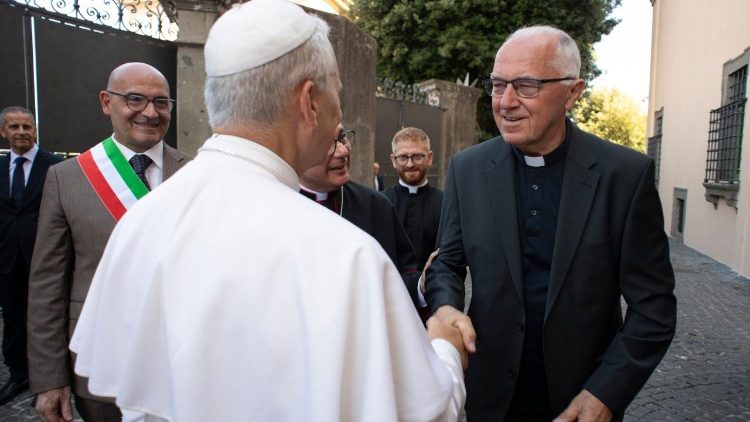 Castel Gandolfo recebe Leão XIV: uma alegria enorme, afirma o pároco local Castel Gandolfo recebe Leão XIV: uma alegria enorme, afirma o pároco local