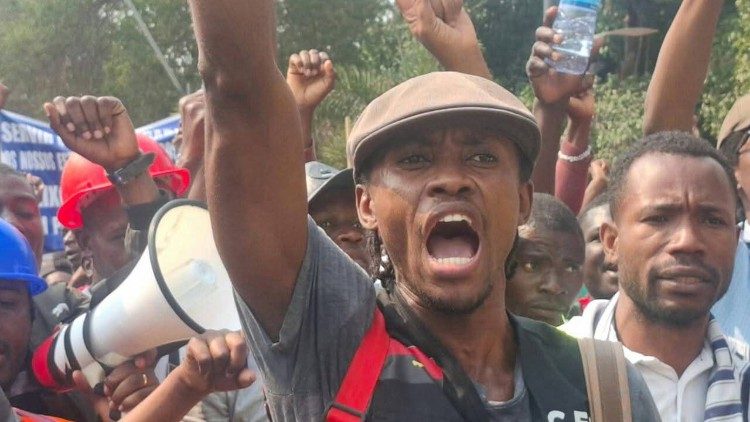 Angola. Onda de vandalismo em Luanda resulta em quatro mortos e mais de 500 detidos