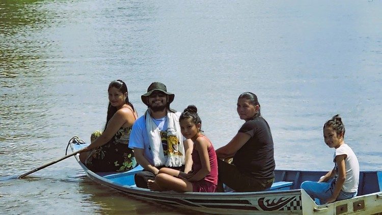 Entre águas e esperanças: missão nas comunidades ribeirinhas do Amazonas Entre águas e esperanças: missão nas comunidades ribeirinhas do Amazonas