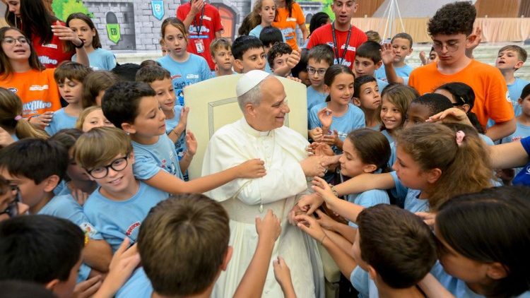 Leão XIV encontra as crianças da Colônia de Férias do Vaticano e crianças ucranianas